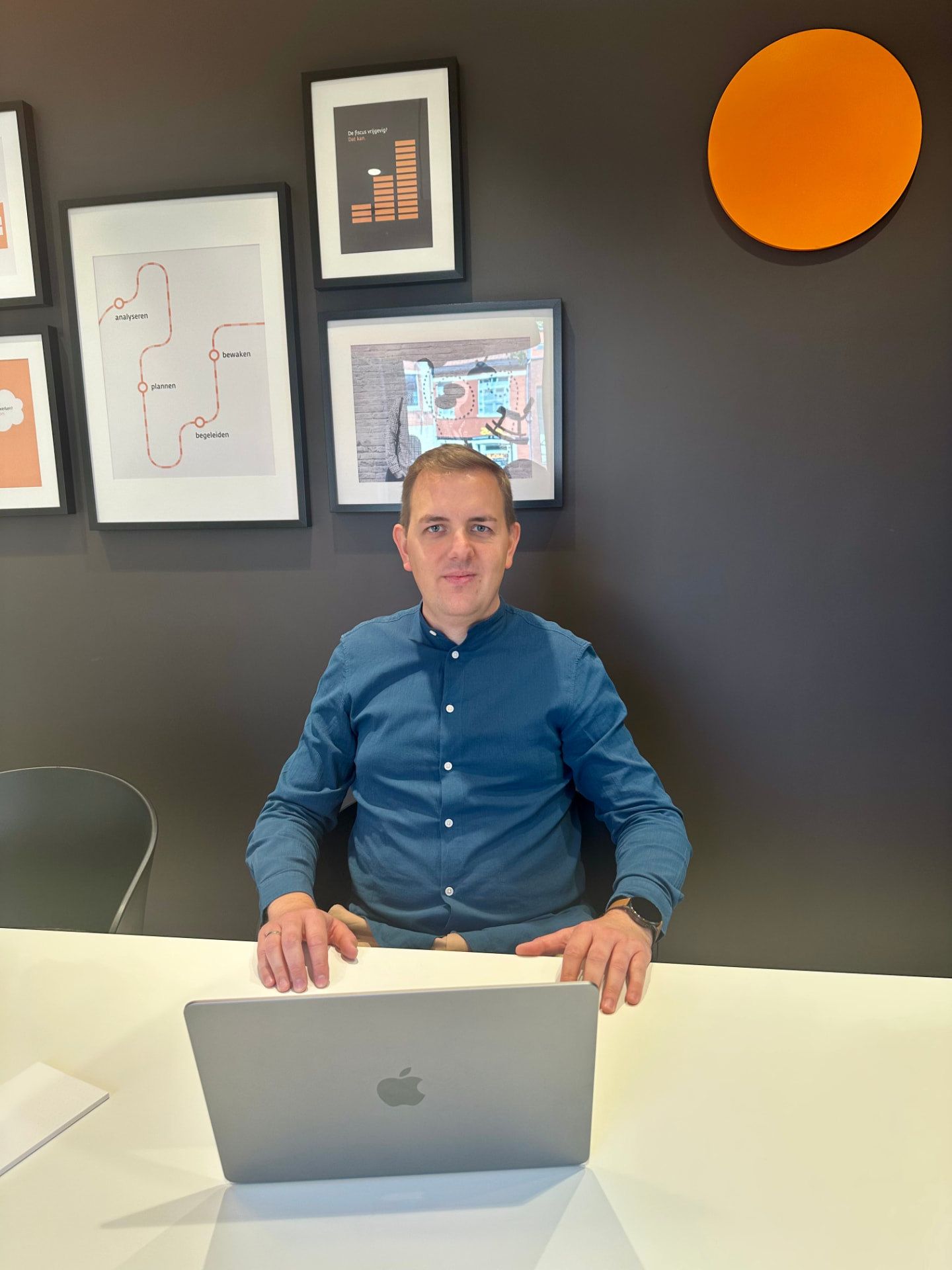 Martyn Smeers aan zijn bureau bij Fincenter in Hasselt