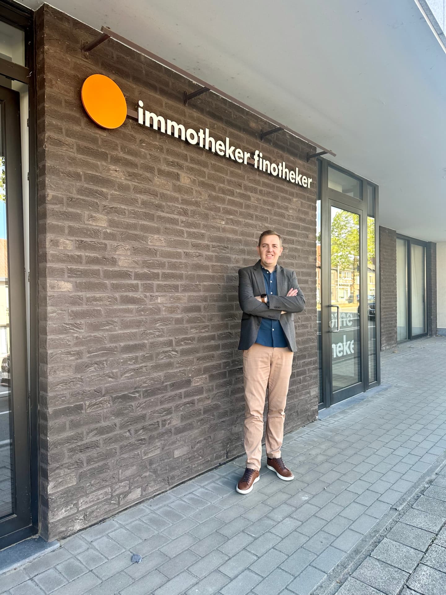 Kantoor van Immotheker Finotheker in Hasselt met Martyn Smeers aan de ingang
