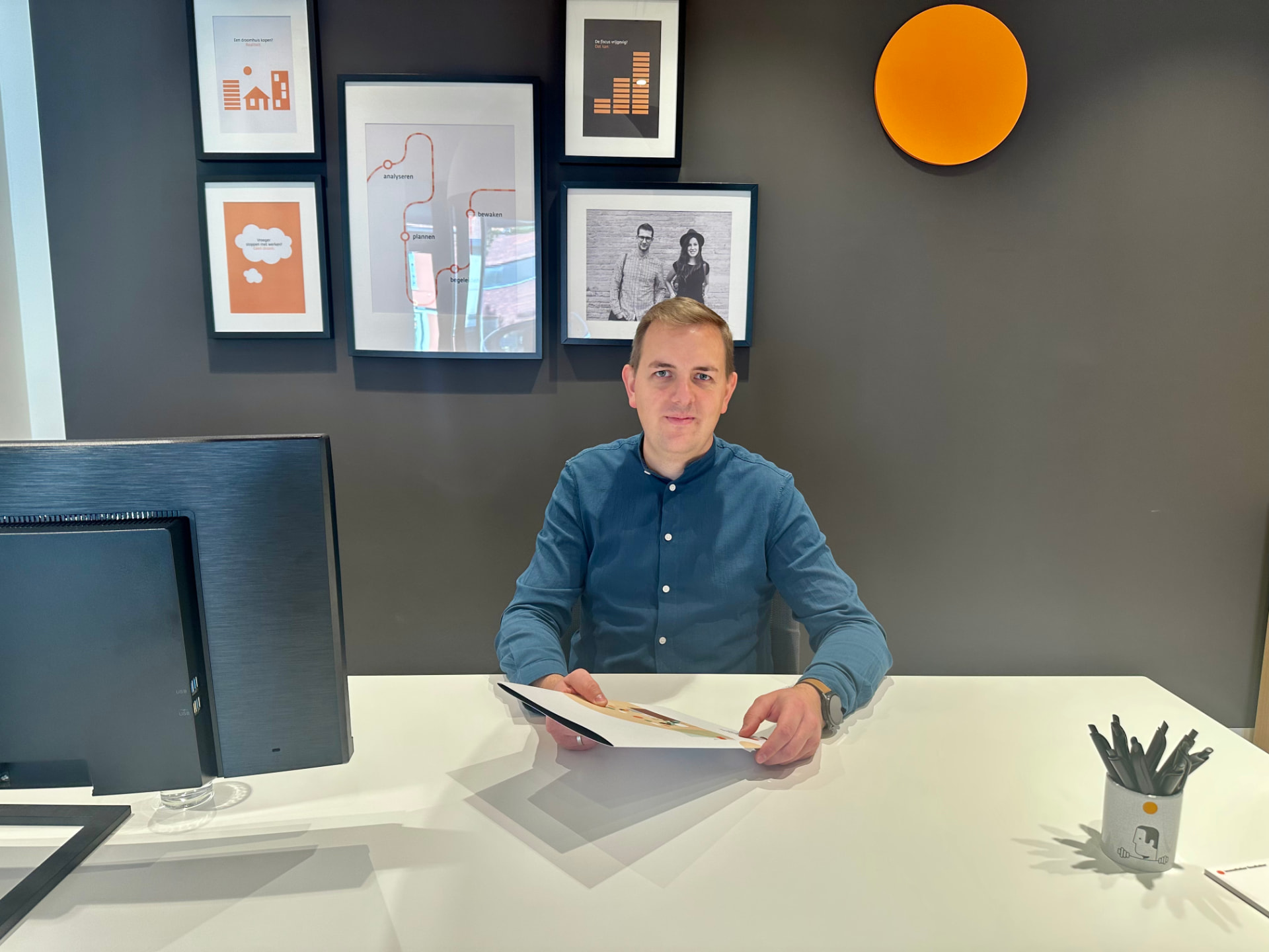 Martyn Smeers bespreekt een dossier aan tafel